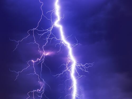 Con il temporale questi dispositivi vanno spenti subito: ecco a quali fare attenzione