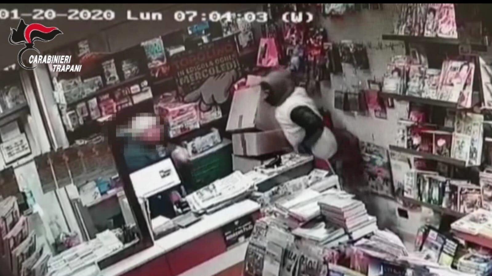 Con un machete in mano vuol rapinare un'edicola: arrestato
