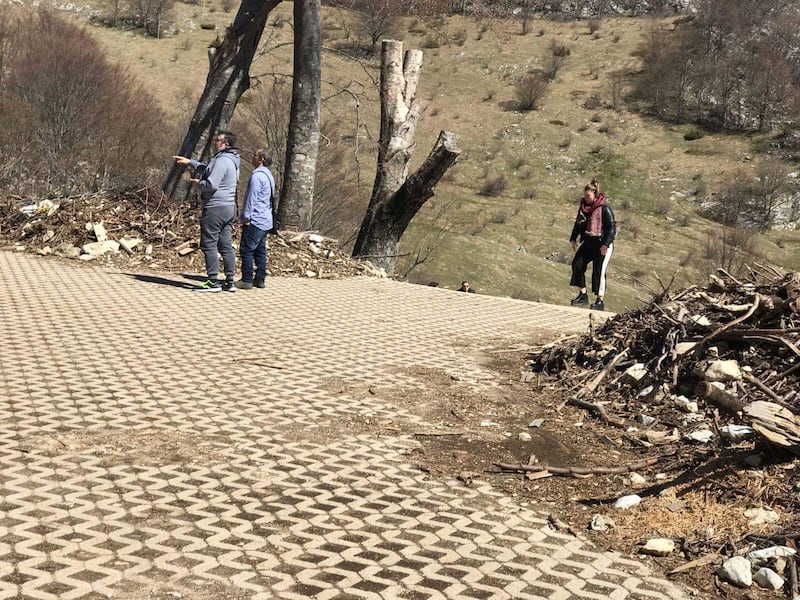 Pasquetta a Rigopiano, "turisti del macabro" tra le macerie 4
