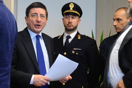 La polizia ispeziona il fosso dove è stato trovato il cadavere della ex modella 5