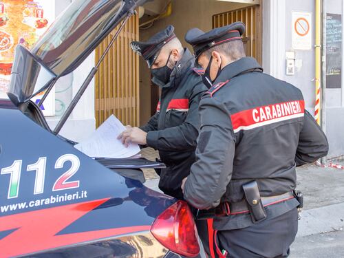 Mostra il fucile da caccia e parte un colpo: padre uccide la figlia 15enne