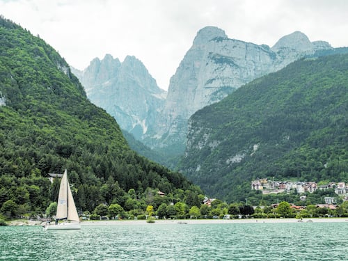 Molveno, il lago più bello d’Italia dove si riflettono le Dolomiti