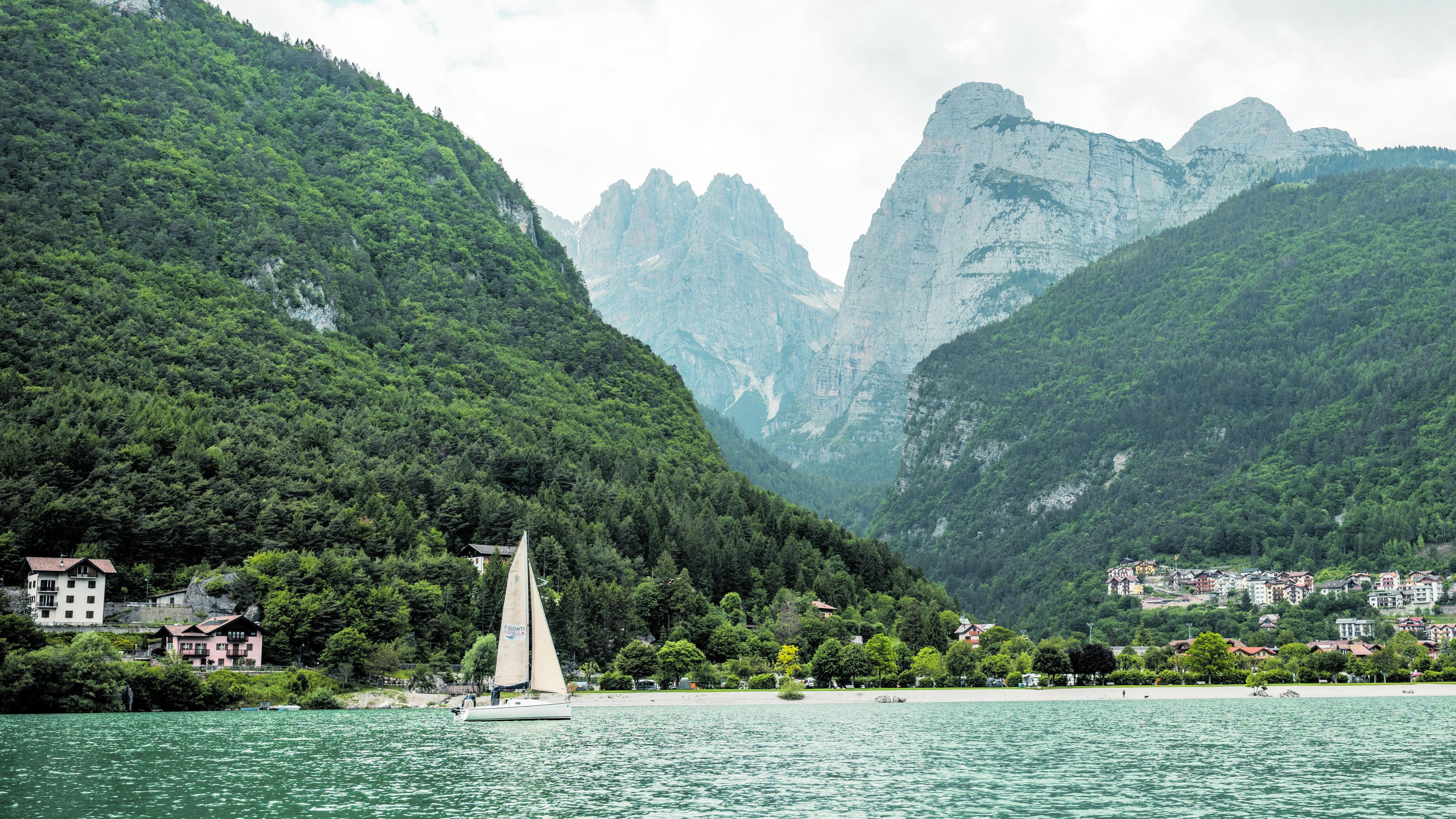 Molveno, il lago più bello d’Italia dove si riflettono le Dolomiti