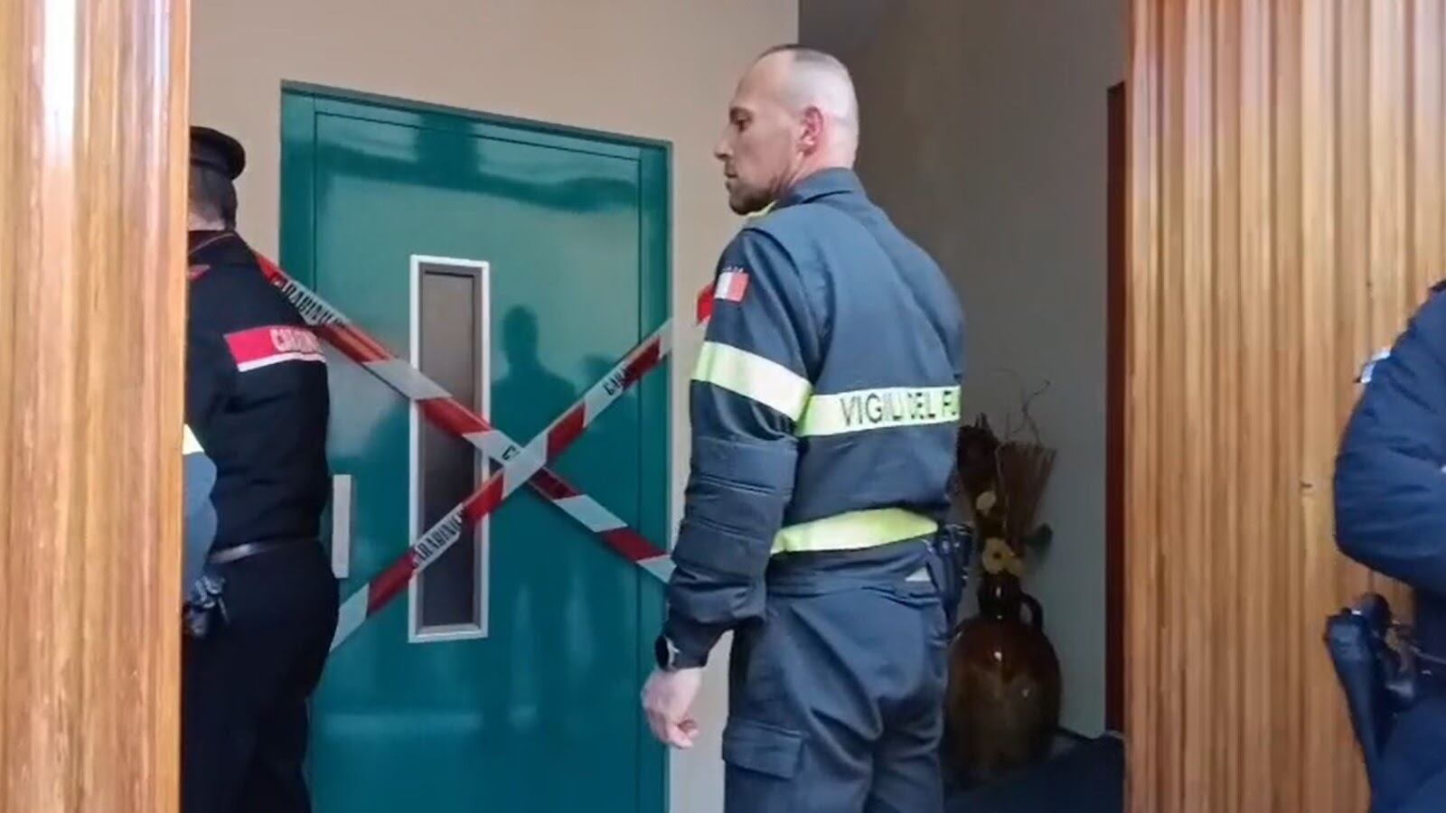 Entra nell'ascensore, ma precipita nel vuoto. La 72enne è gravissima