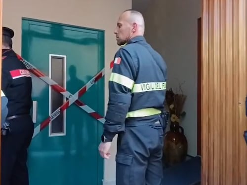Entra nell'ascensore, ma precipita nel vuoto. La 72enne è gravissima