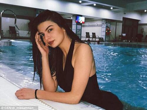 Modella posa in costume a Miss Russia e viene minacciata di morte