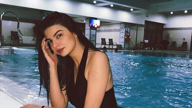 Modella posa in costume a Miss Russia e viene minacciata di morte