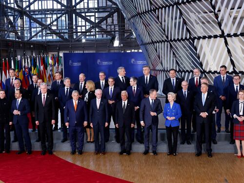 Ucraina, l'Ue e i dubbi sulla exit strategy. Meloni con Trump: una pace giusta