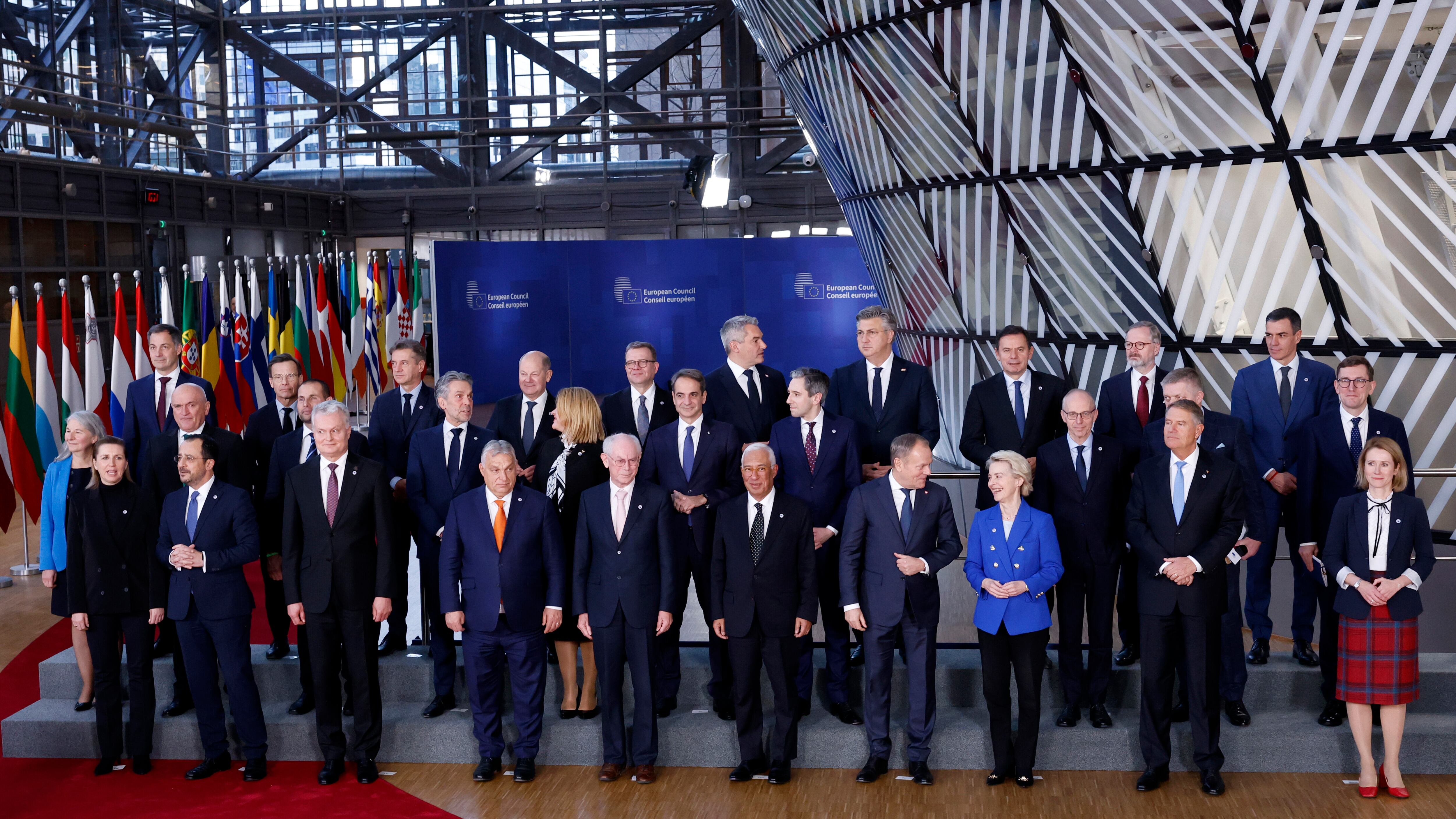 Ucraina, l'Ue e i dubbi sulla exit strategy. Meloni con Trump: una pace giusta