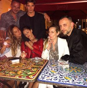 Belen a Milano fa shopping senza intimo 5