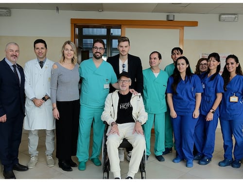 L'abbraccio con i medici poi il ritorno a casa: Stefano Tacconi lascia l'ospedale