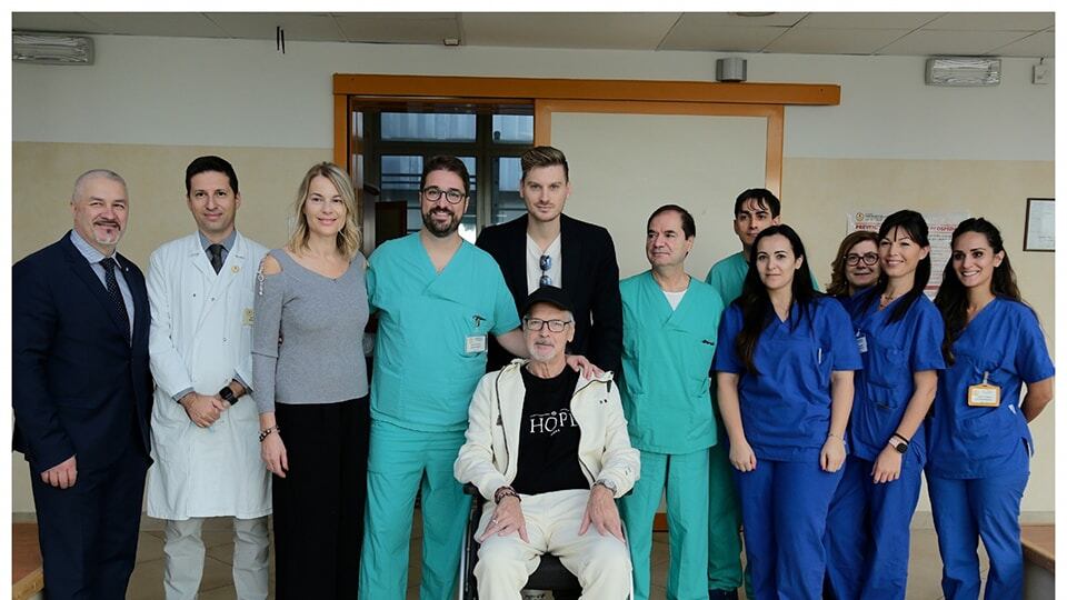 L'abbraccio con i medici poi il ritorno a casa: Stefano Tacconi lascia l'ospedale