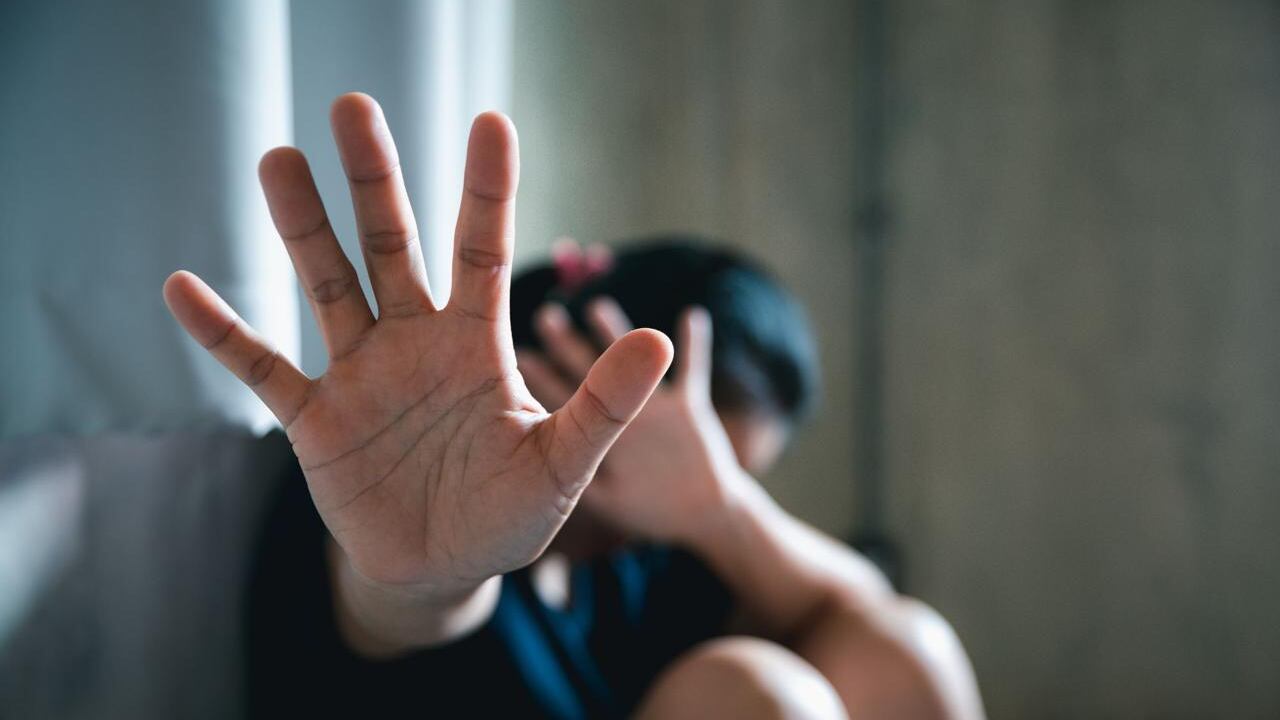 Entra nel negozio della ex con l'acido e la aggredisce: uomo fermato dai clienti e arrestato