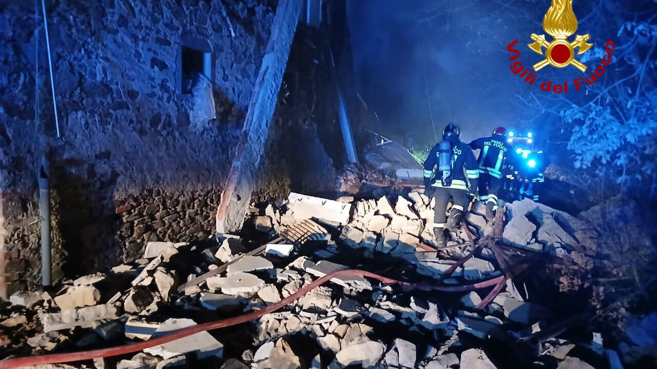 Crolla casa dopo un'esplosione alle porte di Arezzo: tre feriti, una donna è grave
