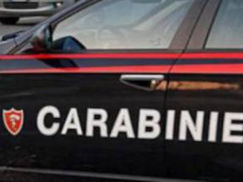 Enna, cerca di forzare il posto di blocco, i carabinieri reagiscono e aprono il fuoco