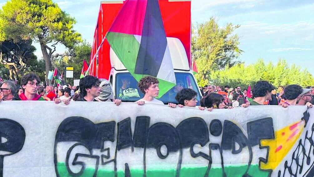 In scena a Venezia il corteo filo Hamas. E spuntano cartelli che incitano a distruggere Israele "dal fiume al mare"