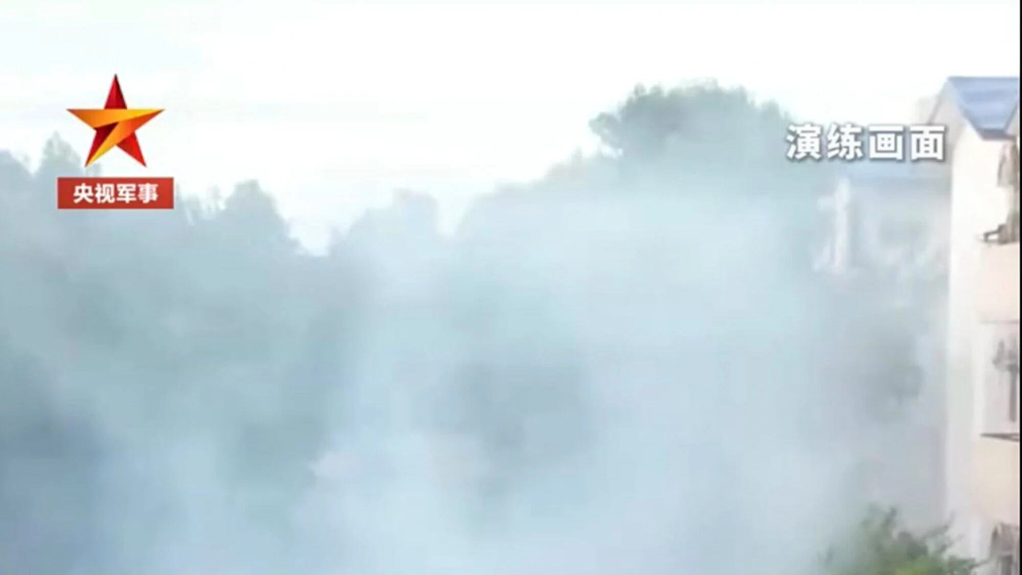 Veicoli blindati e barricate in fiamme, Pechino scatena la guerriglia urbana: cosa c'è dietro al segnale