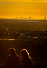 Il vento spazza via nubi e smog: da Bergamo si vede lo skyline di Milano 2