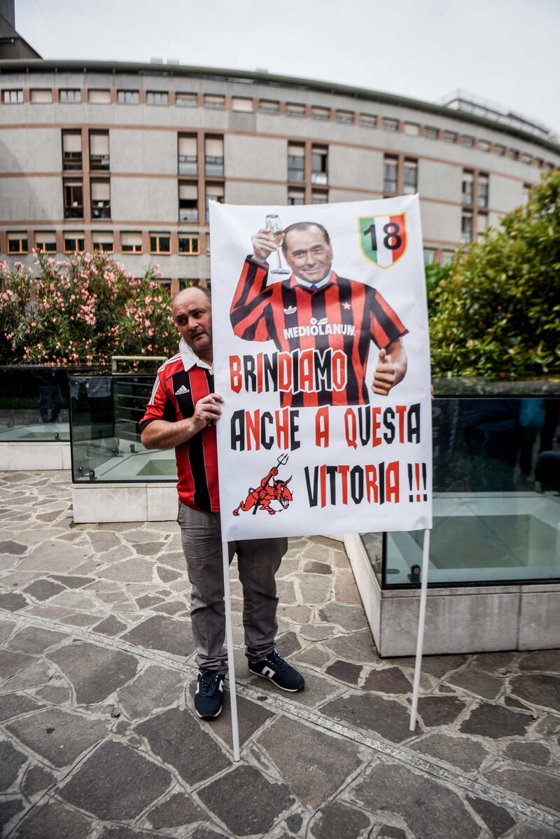 "Non mollare": l'abbraccio di tifosi e fan a Berlusconi 5