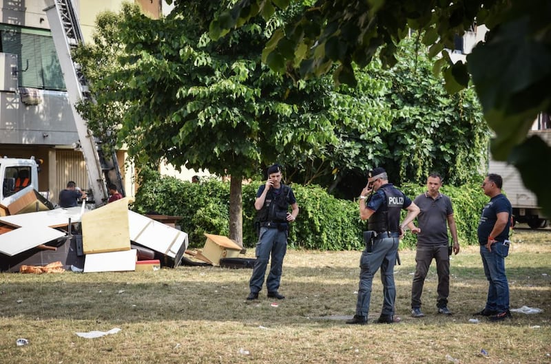 Blitz delle forze dell'ordine questa mattina in via Bolla 5