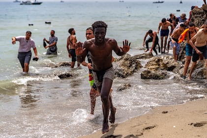 Migranti tentano di entrare nell'enclave spagnola di Ceuta dal Marocco