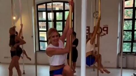 Chiara Ferragni si cimenta nella pole dance e fa il pieno di consensi
