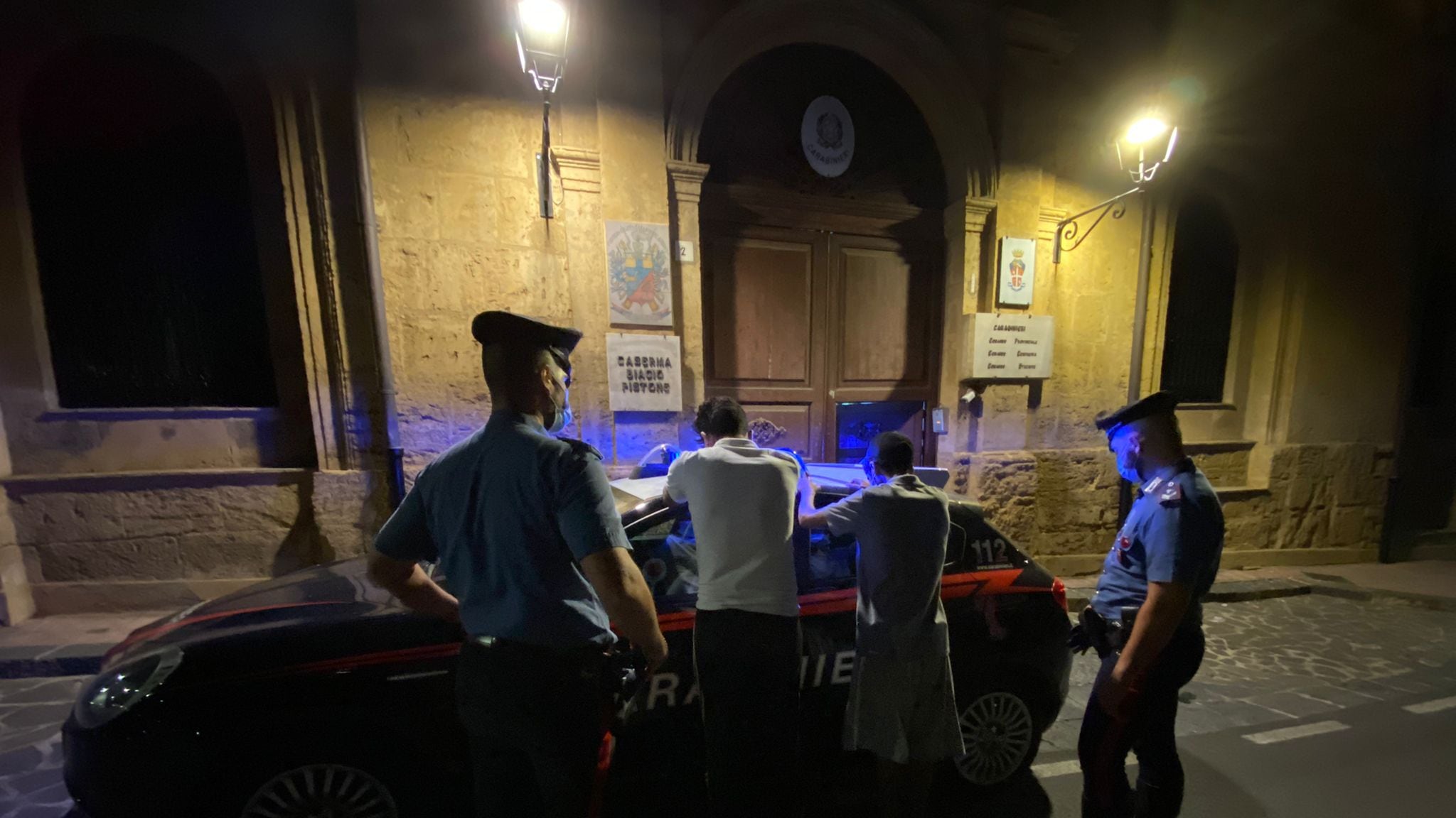 Due tunisini fuggono dal centro d'accoglienza e molestano due ragazzini