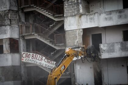 Scampia, inizia la demolizione della Vela gialla 4