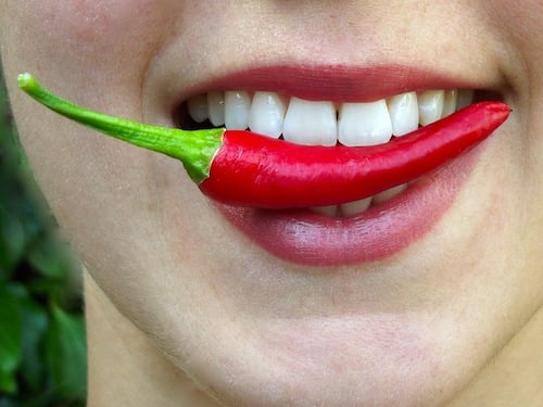 Alitosi, come prevenirla e curarla coi rimedi naturali