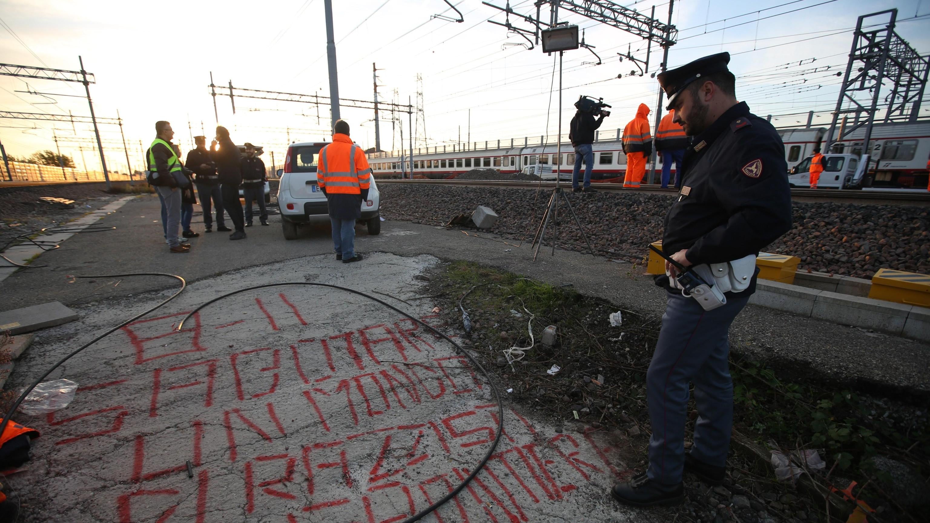 Bologna, fiamme sui binari. "Sabotare la manifestazione"