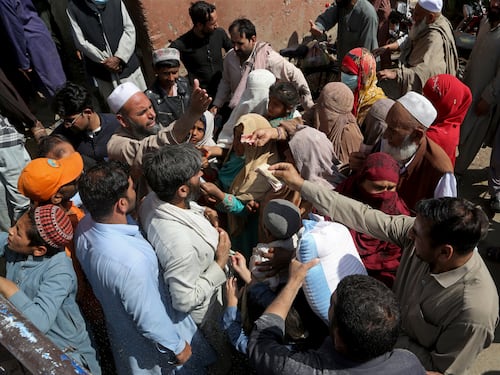 "Stupri sono dovuti a come si vestono le donne". Bufera sul premier pakistano