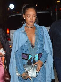 Rihanna, scollatura mozzafiato 3
