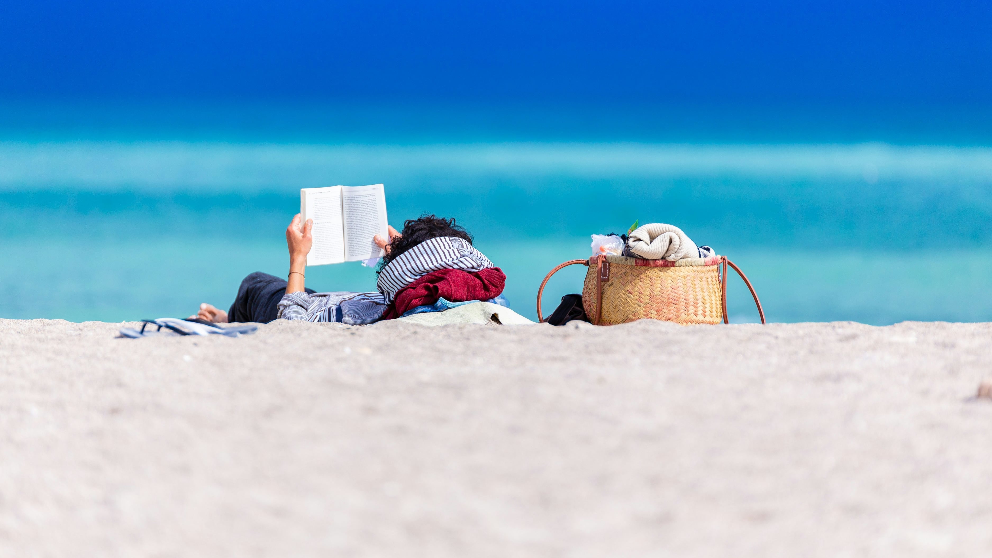 Brevi ma intensi, 5 romanzi perfetti da leggere sotto l'ombrellone