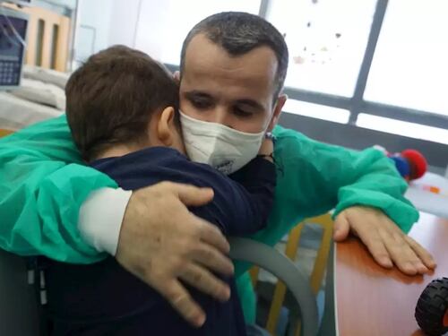Salvo grazie al polmone di papà. "Ora tornerà a giocare coi Lego"