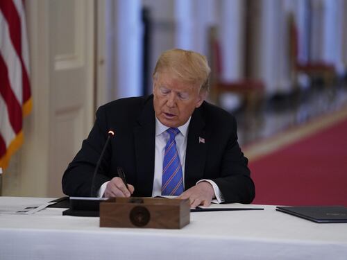 Merkel "stupida", Kim un genio: ecco i pensieri di Donald Trump al telefono