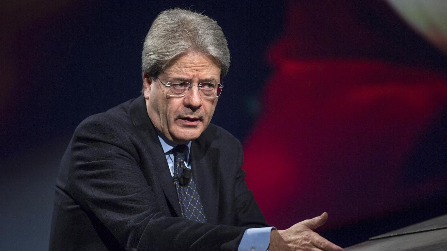 Conte rosso e politico grigio esperto di gaffe internazionali