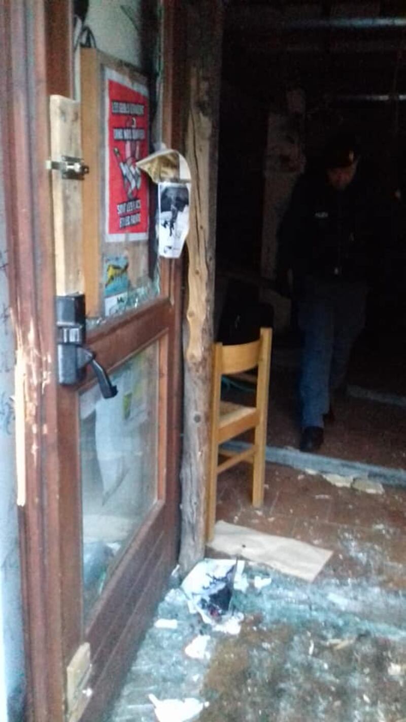 Il blitz delle forze dell'ordine nel rifugio autogestito che ospita i migranti 6