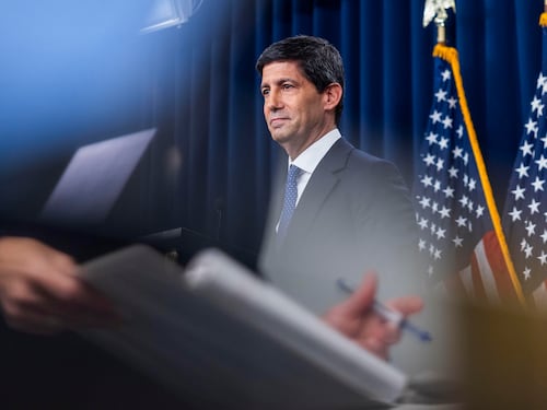 La Fed alza i tassi dopo tre anni. Warsh “disobbedisce” a Trump