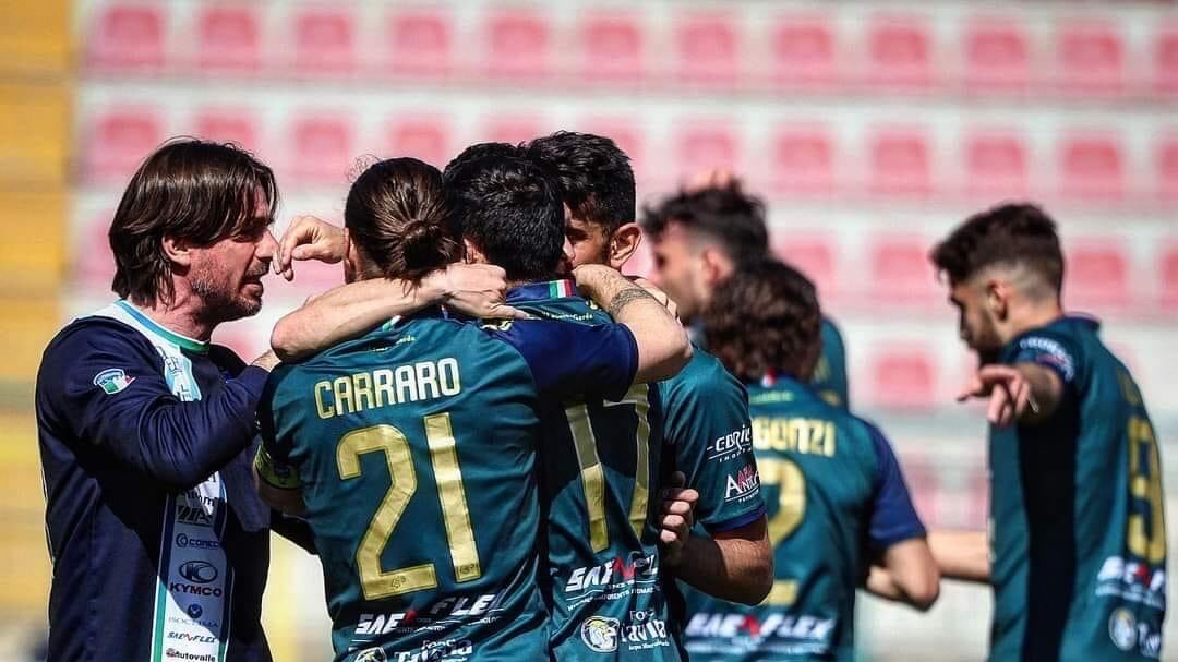 Serie C, è tutto nelle mani di Feralpi ed Entella: 270 minuti alla B