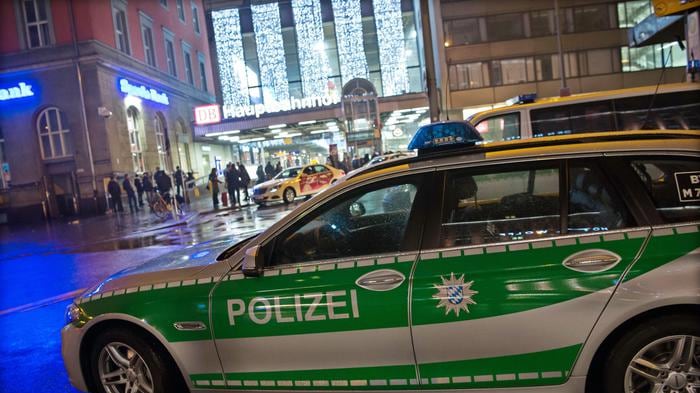 Colonia, spari e coltellate in centro: due persone in fuga
