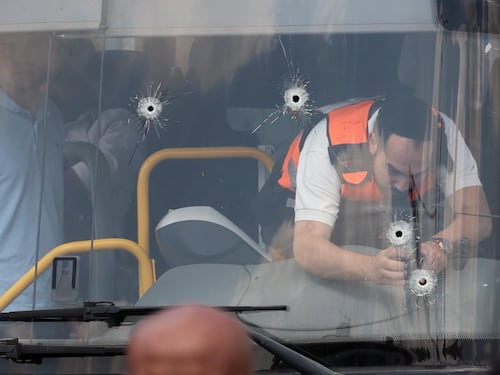 Netanyahu: "Distrutte 50 torri del terrore. Residenti, via da lì". Attentato su un bus a Gerusalemme, 6 morti