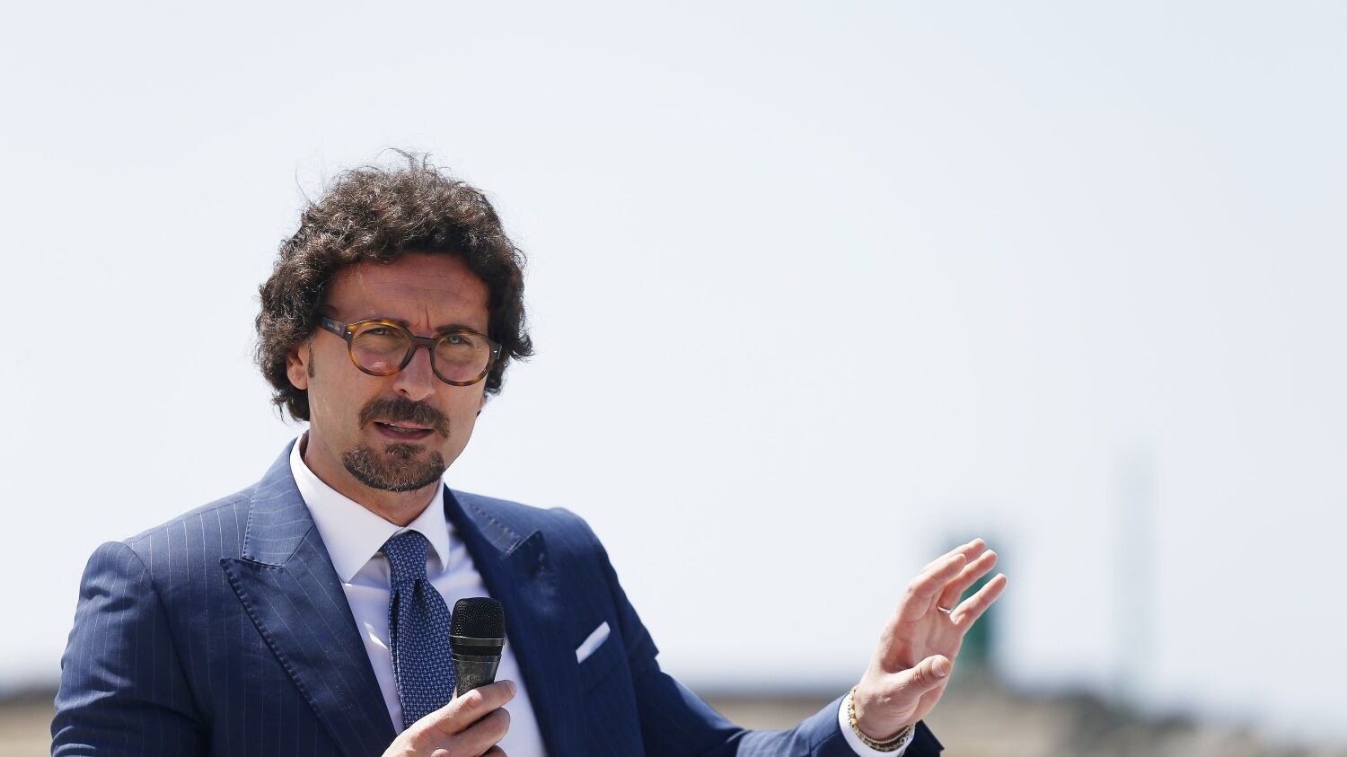 Toninelli difende il pugno duro contro le Ong: "Non è stato razzismo"