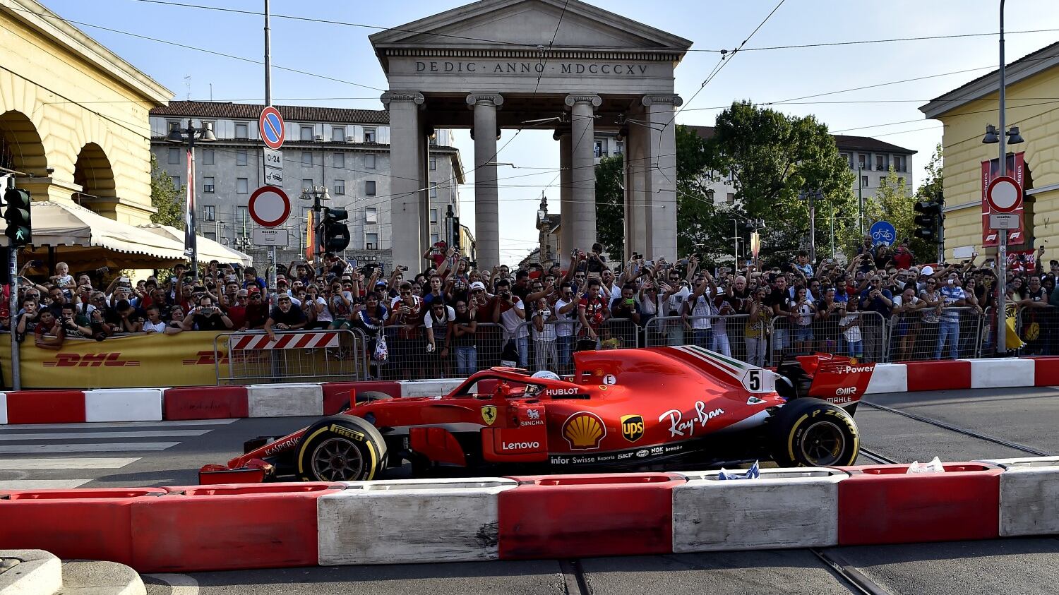 La Ferrari romba in Darsena e scalda i motori per Monza