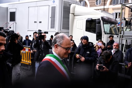 La famiglia, gli amici, i vip: il mondo della tv saluta Costanzo 20