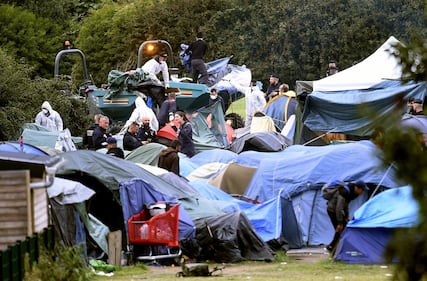 Francia, sgomberato campo migranti: "Troppa violenza" 3