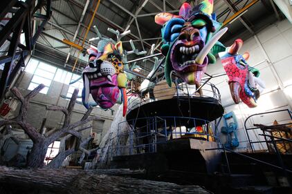 Renzi, Pannella e Trump sui carri del carnevale a Viareggio 2
