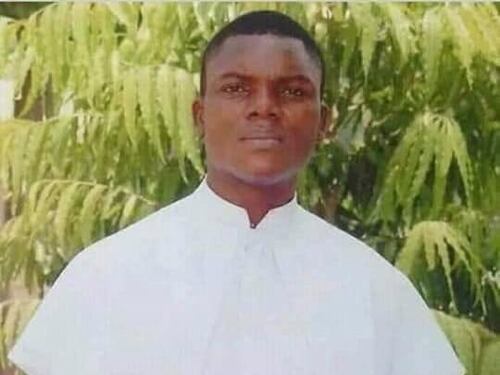 Nigeria, sacerdote ucciso e bruciato nella sua auto