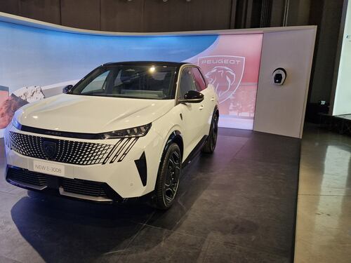 Nuova Peugeot E-3008, prezzi e caratteristiche del Suv della casa del Leone