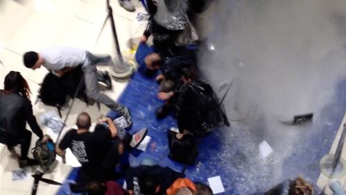 Roma, uova e gavettoni sui clienti in fila per acquistare il nuovo iPhone