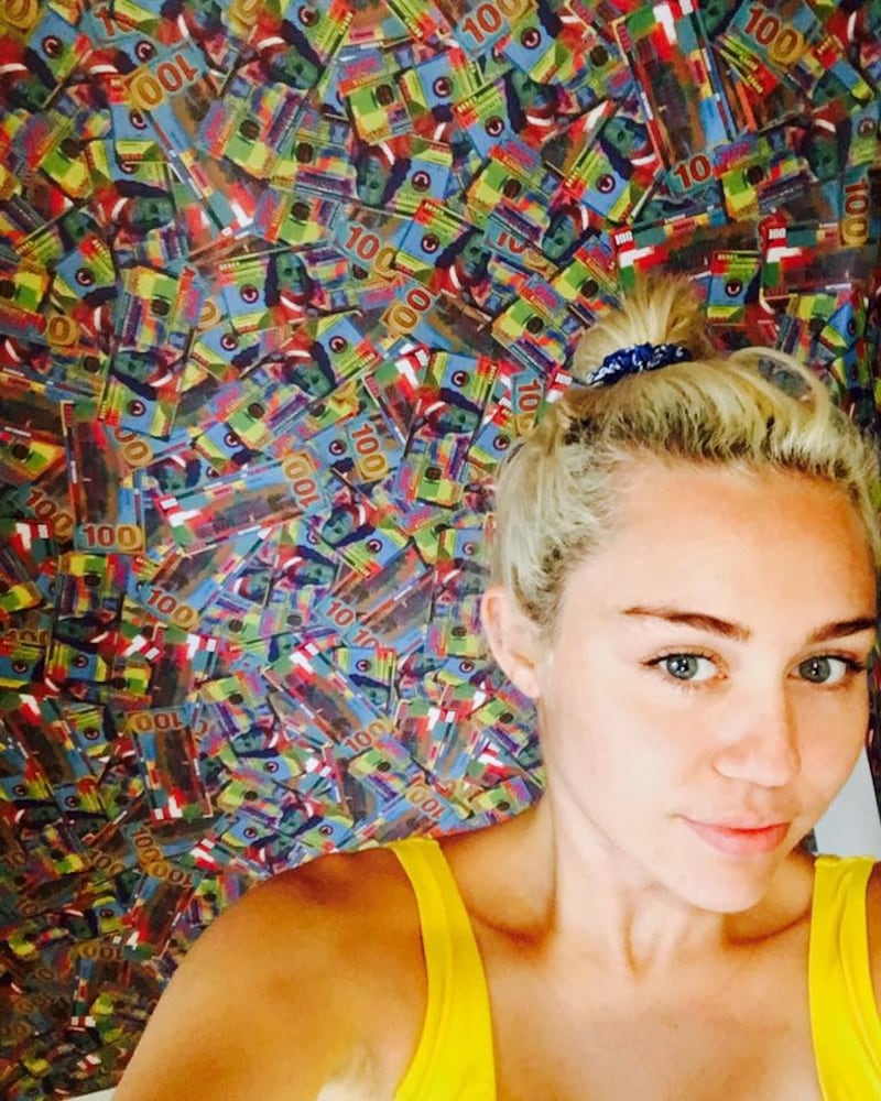 Miley Cyrus, twerking e linguacce sui social: foto 12